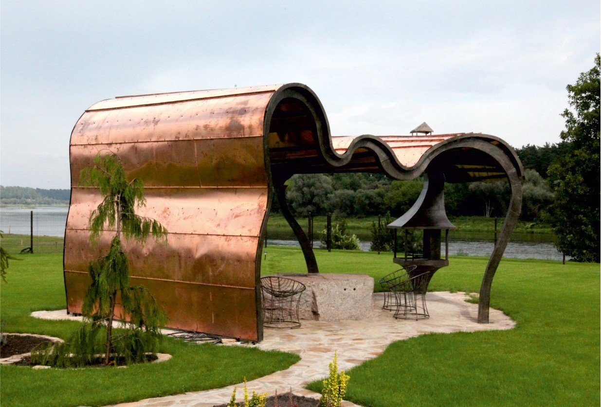 Forged metal, coated with hot zinc, painted, copper.