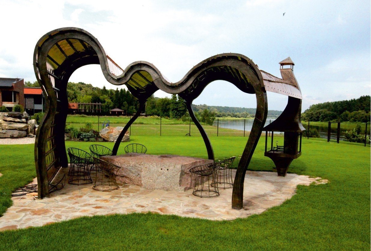 Forged metal, coated with hot zinc, painted, copper.