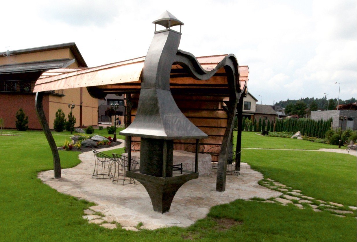 Forged metal, coated with hot zinc, painted, copper.