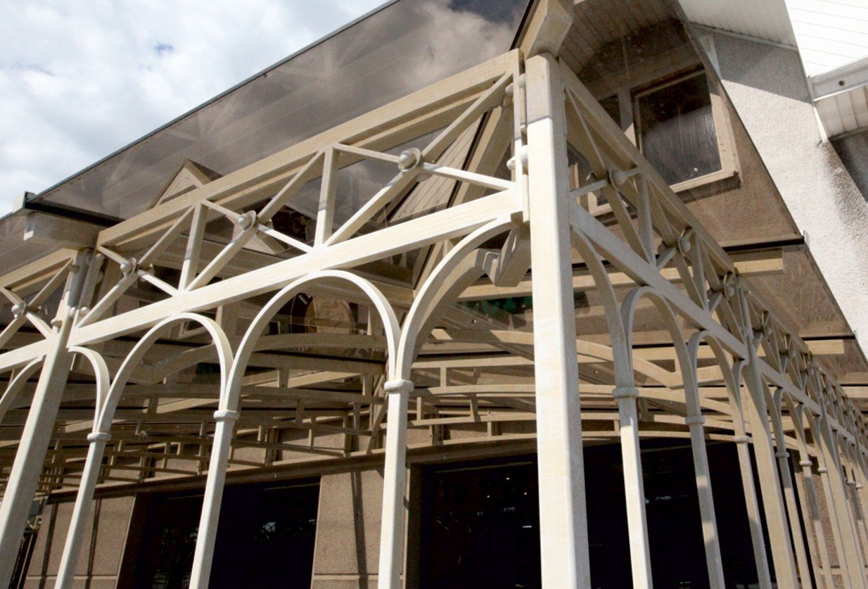 Forged metal, coated with hot zinc, painted, glass.