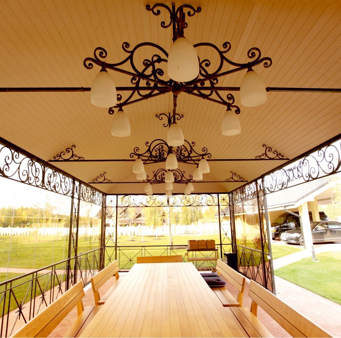 Forged metal, coated with hot zinc, painted, tempered glass, wood, roof covering.