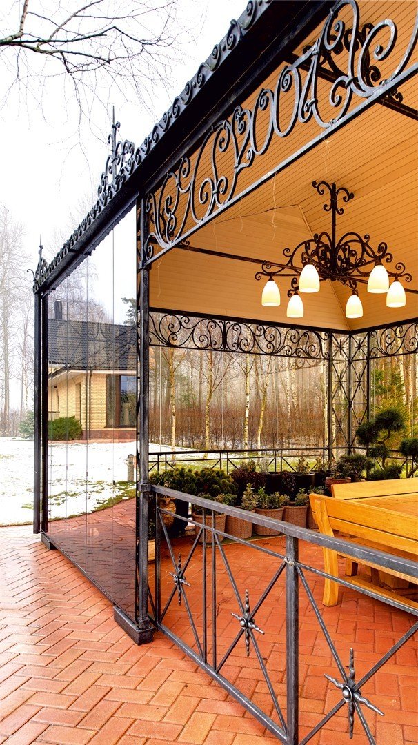 Forged metal, coated with hot zinc, painted, tempered glass, wood, roof covering.