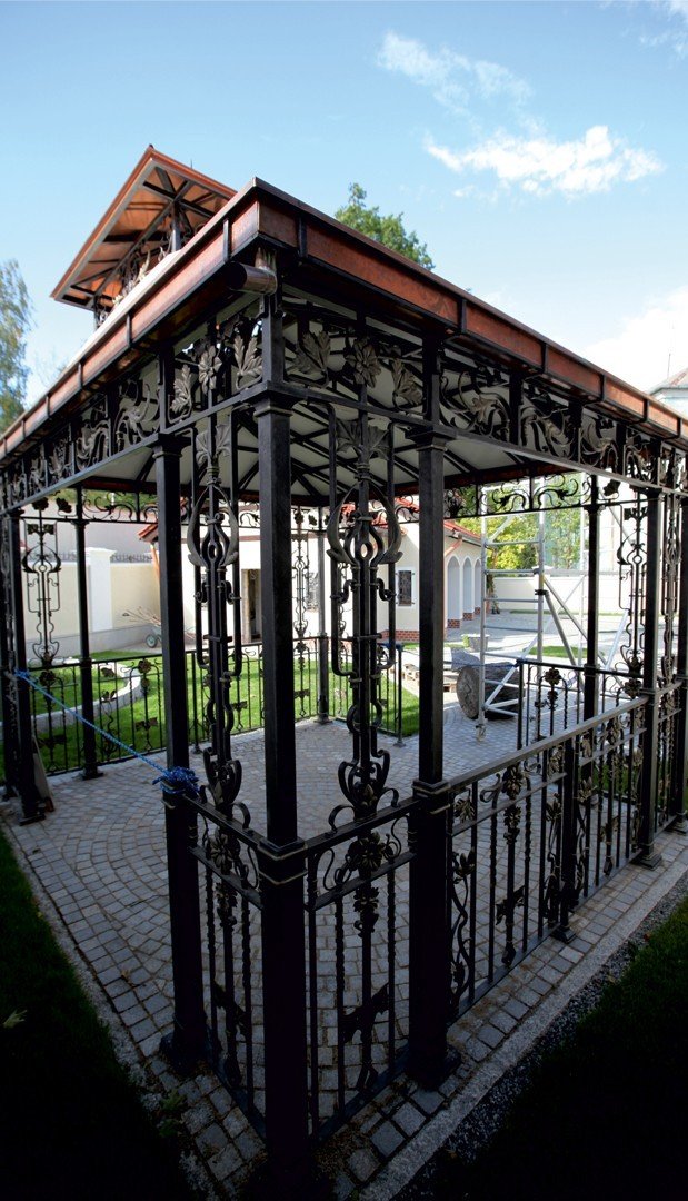 Forged metal, coated with hot zinc, painted.