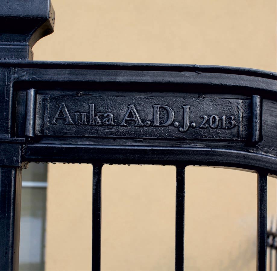Forged metal, coated with hot zinc, painted.