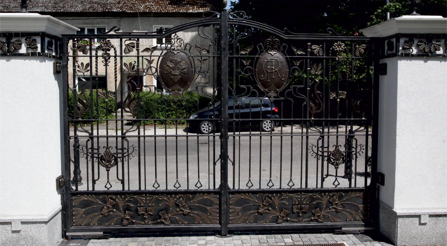 GATES, FENCE AND COLUMNS DECORS.