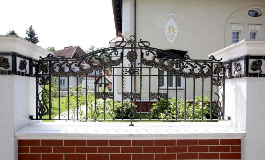 Privatus namas. Vartai, tvoros, kolonų dekoras