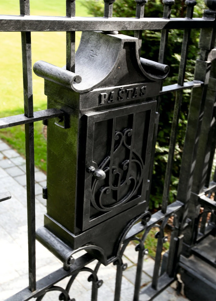 Privatus namas. Vartai, portalai, kolonos ir tvora