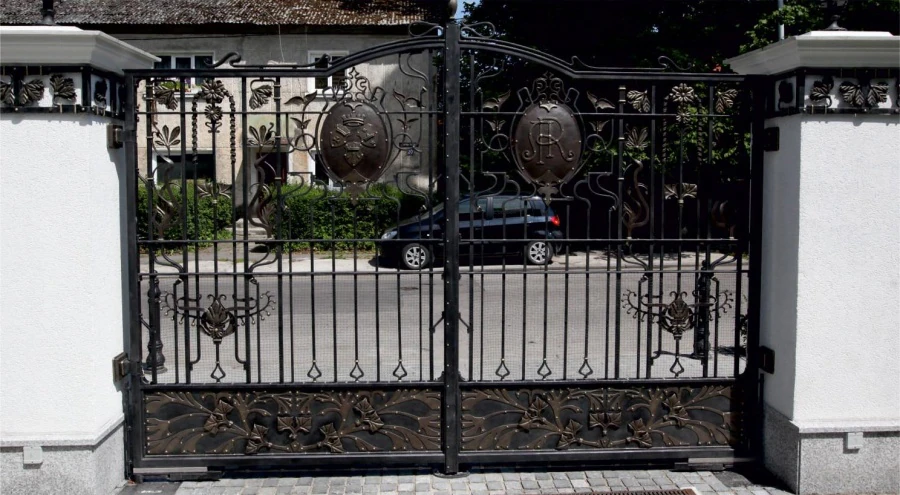 Privatus namas. Vartai, tvoros, kolonų dekoras