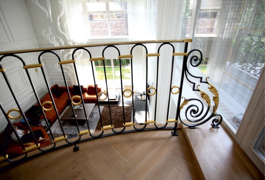 Privatus namas. Laiptai, turėklai, balkonas