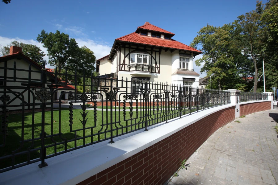 Privatus namas. Vartai, tvoros, kolonų dekoras