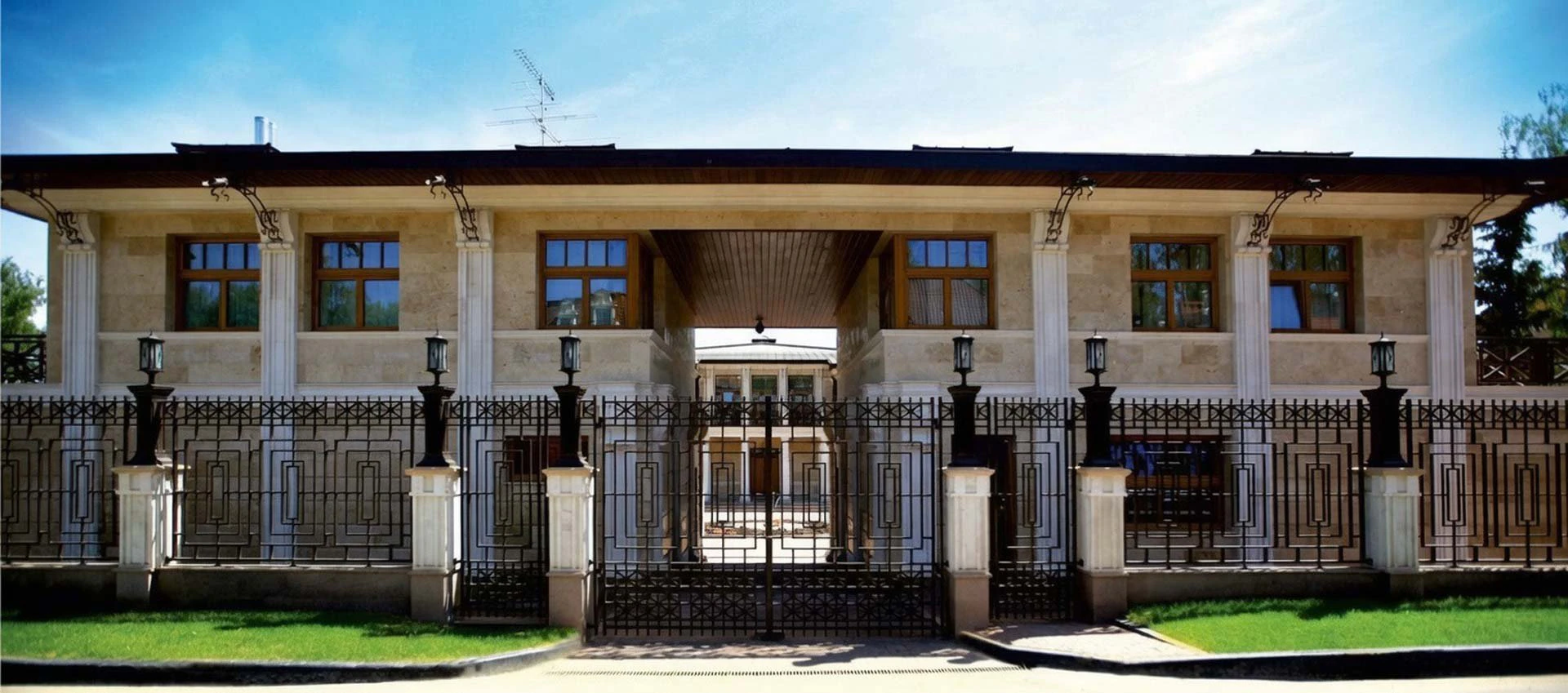 Privatus namas. Vartai, portalai, tvora, šviestuvai